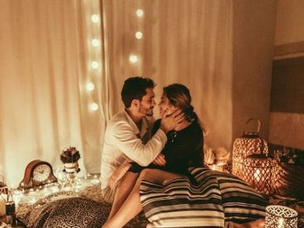 Online en offline marketingstrategieën om gebruikers aan te trekken.